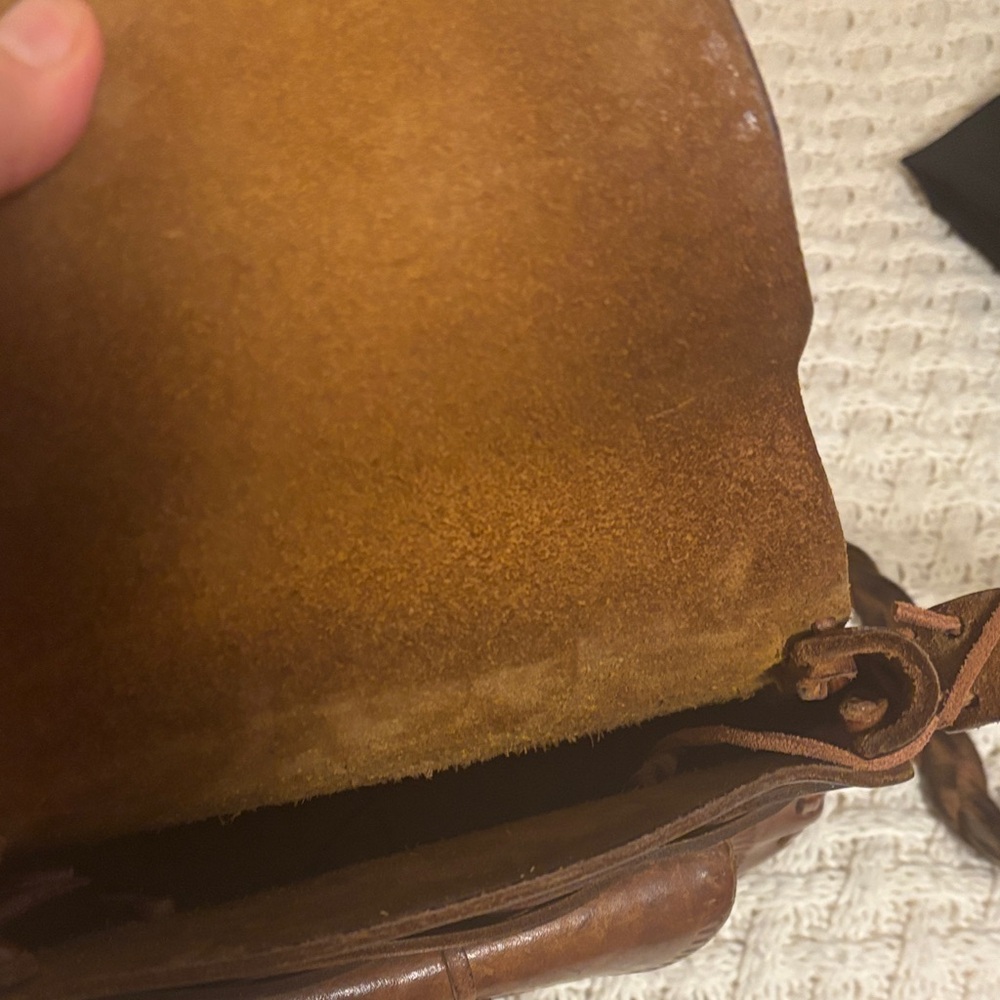 Elegant Tan Leather Crossbody Bag - Picture 4 of 5